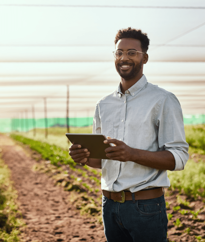 Estudante do SolloAgro em campo com tablet